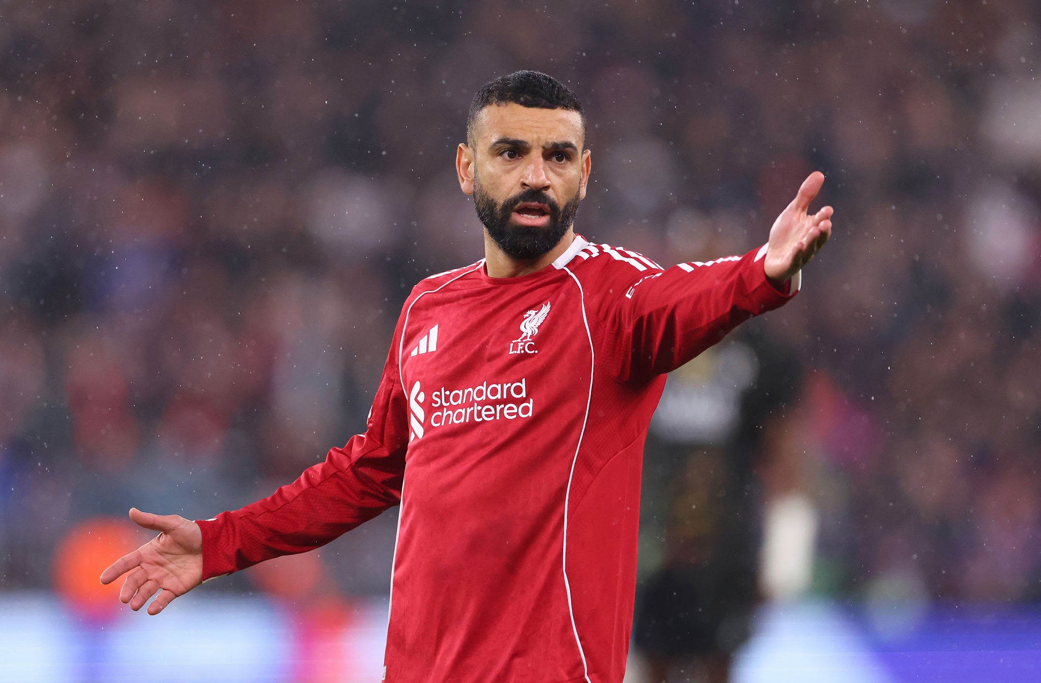 Salah vs Slot? Gestur Dingin di Pinggir Lapangan Picu Spekulasi Baru di Liverpool